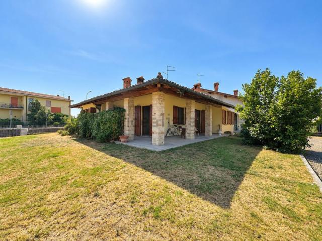 Case e ville in vendita di 248 m² in Via Guerralunga, 10