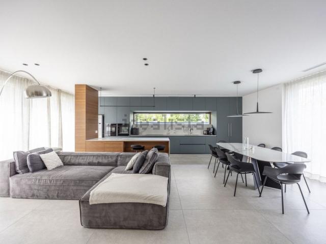 Case e ville in vendita di 248 m² in Via Monte Bianco