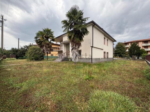 Case e ville in vendita di 248 m² in Via L. Brasi, 19