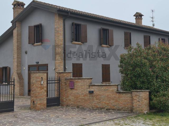 Case e ville in vendita di 248 m² in Via Salmastri, 5