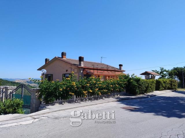 Case e ville in vendita di 248 m² in Contrada Colle Serano