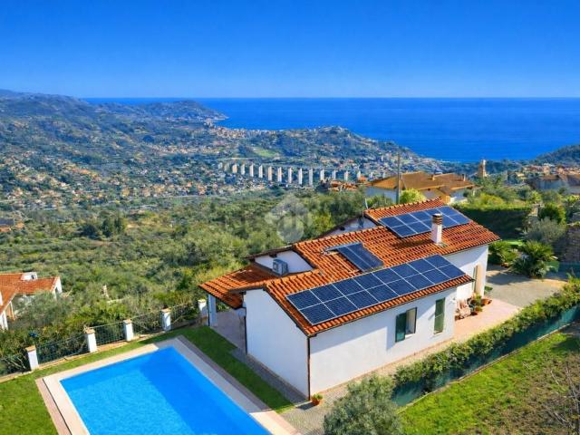 Case e ville in vendita di 249 m² in Strada Civezza, 57