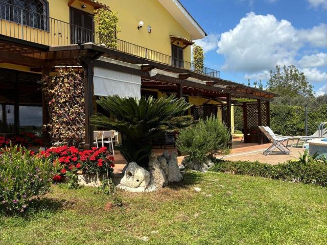 Case e ville in vendita di 250 m² in Via Codette, 109