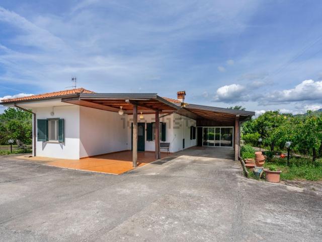 Case e ville in vendita di 250 m² in Via Colli 2 Tratto