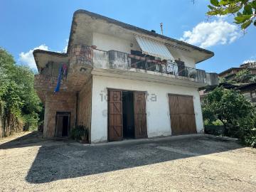 Case e ville in vendita di 250 m² in Via Collina Angeli, 2