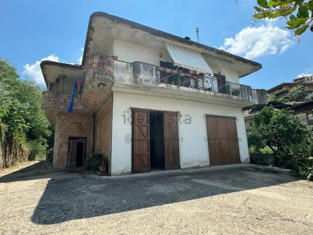 Case e ville in vendita di 250 m² in Via Collina Angeli, 2