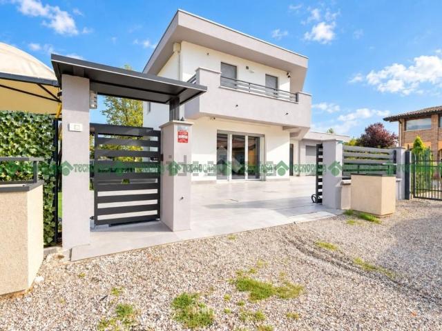 Case e ville in vendita di 250 m² in Via Commenda, 10