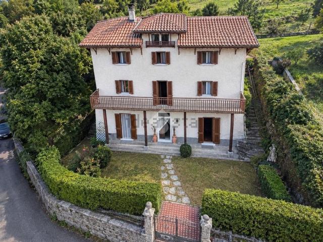 Case e ville in vendita di 250 m² in Via Ca macone, 54