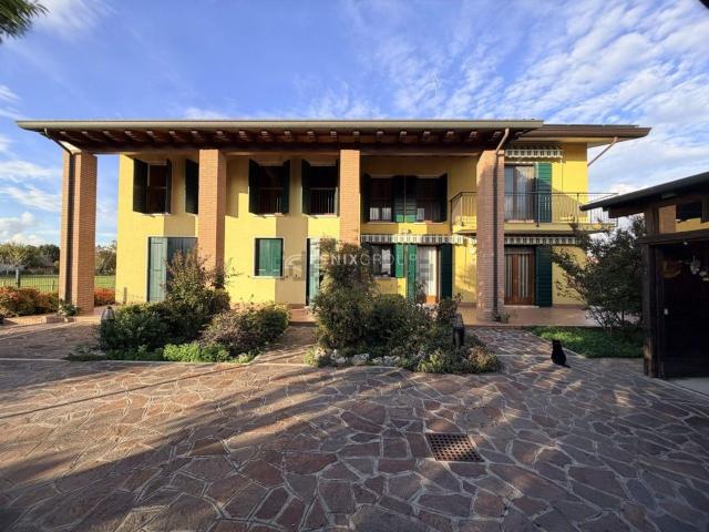 Case e ville in vendita di 250 m² in Via Canove, 68