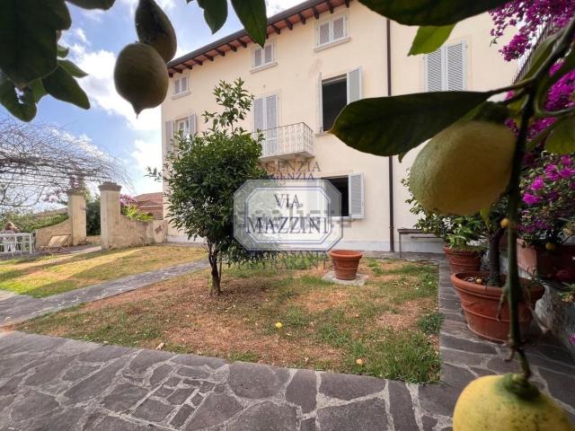 Case e ville in vendita di 250 m² in Via Capezzano Monte