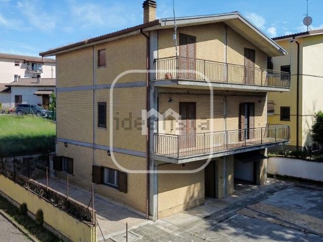 Case e ville in vendita di 250 m² in Via Capranica, 8