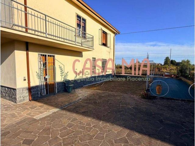 Case e ville in vendita di 250 m² in Via Castello Chiapponi