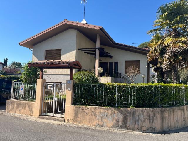 Case e ville in vendita di 250 m² in Via Castellerio