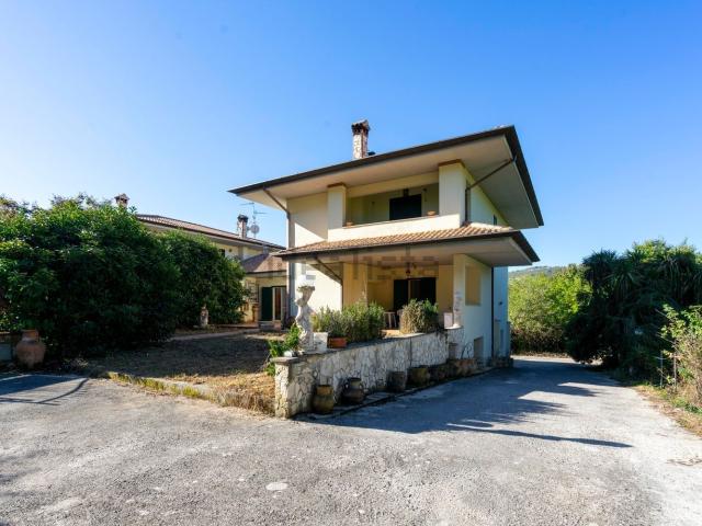 Case e ville in vendita di 250 m² in Via Certosa