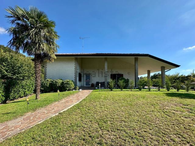Case e ville in vendita di 250 m² in Via Crosis
