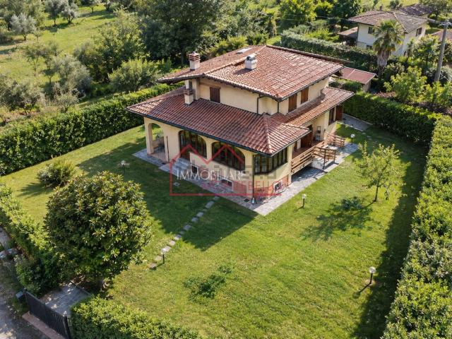Case e ville in vendita di 250 m² in Via A. Volta