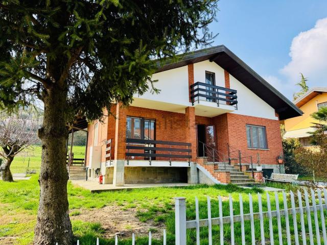 Case e ville in vendita di 250 m² in Via A. Cambiano, 35