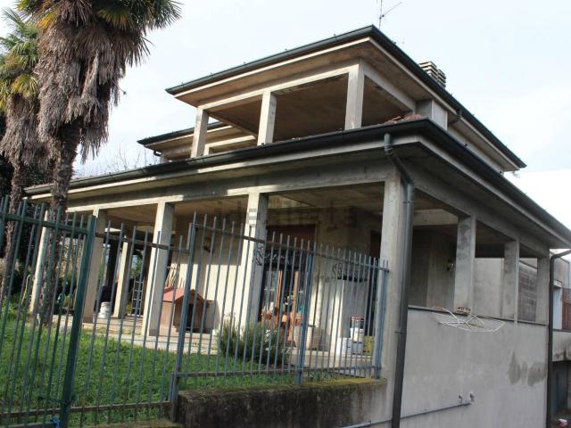 Case e ville in vendita di 250 m² in Via A. Grandi, 96