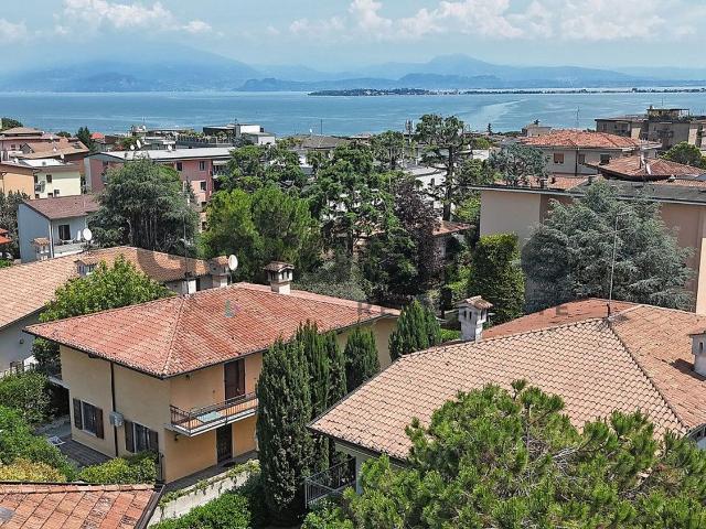 Case e ville in vendita di 250 m² in Via Amatore Sciesa, 4