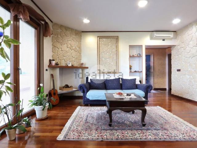 Case e ville in vendita di 250 m² in Via Achille Grandi, 94
