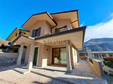 Case e ville in vendita di 250 m² in Via Adige