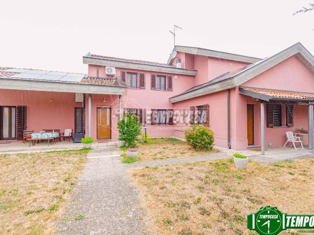 Case e ville in vendita di 250 m² in Via Aldo Moro