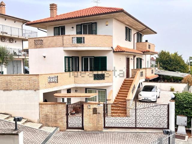 Case e ville in vendita di 250 m² in Via Aldo Moro