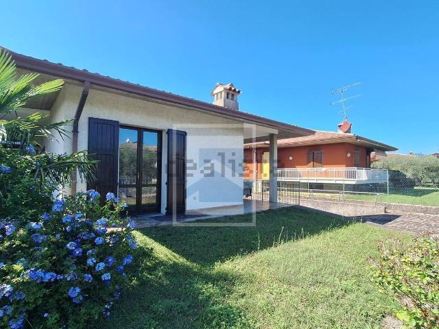 Case e ville in vendita di 250 m² in Via Benaco, 13