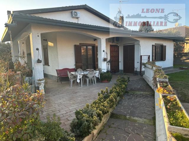 Case e ville in vendita di 250 m² in Via G. Puccini, 1
