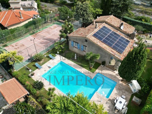 Case e ville in vendita di 250 m² in Via Gallardi, 63