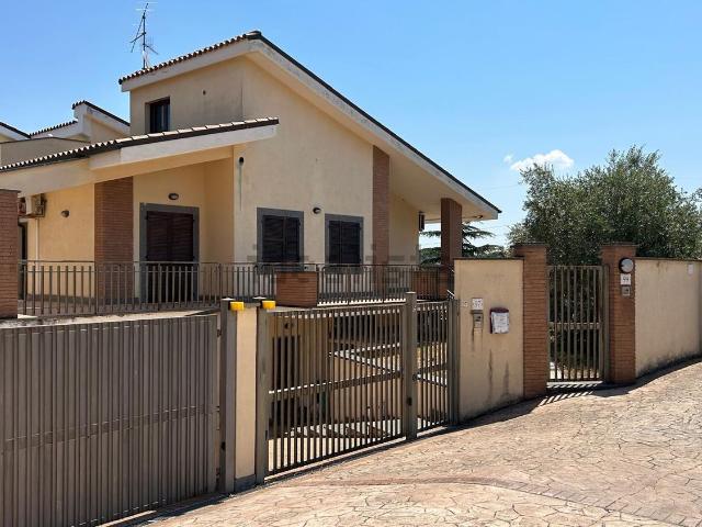Case e ville in vendita di 250 m² in Via Giulio Pittarelli