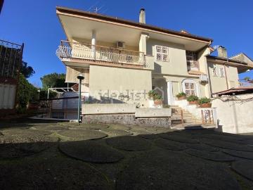 Case e ville in vendita di 250 m² in Via Giuseppe Caroselli, 1