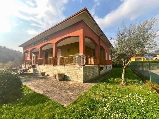 Case e ville in vendita di 250 m² in Via Fratelli Calvi, 16