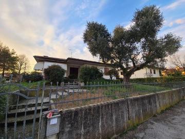Case e ville in vendita di 250 m² in Via Giacomo Matteotti, 8