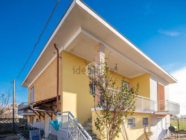 Case e ville in vendita di 250 m² in Via Giacomo Racca, 2