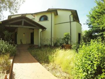 Case e ville in vendita di 250 m² in Via Ginepraia
