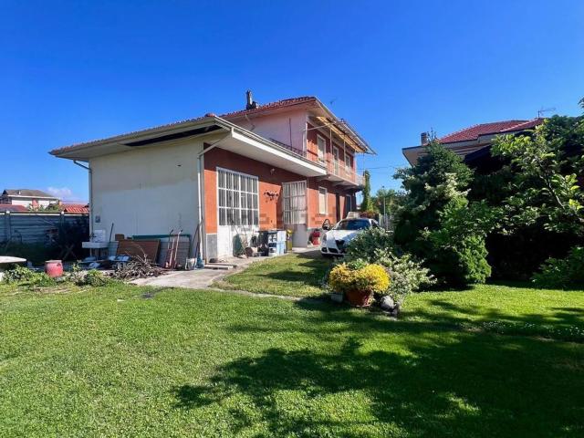 Case e ville in vendita di 250 m² in Via Guido Rossa, 2