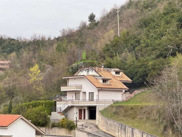 Case e ville in vendita di 250 m² in Via Domenico Cimarosa
