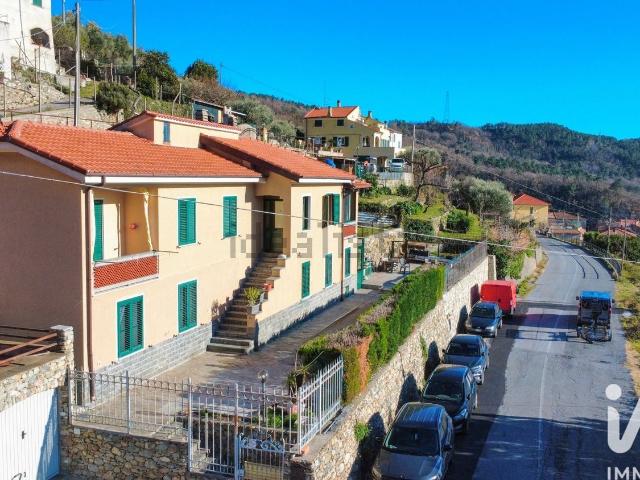 Case e ville in vendita di 250 m² in Via Decia