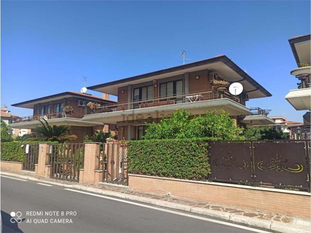 Case e ville in vendita di 250 m² in Via degli Equi