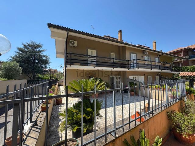 Case e ville in vendita di 250 m² in Via dei Casali