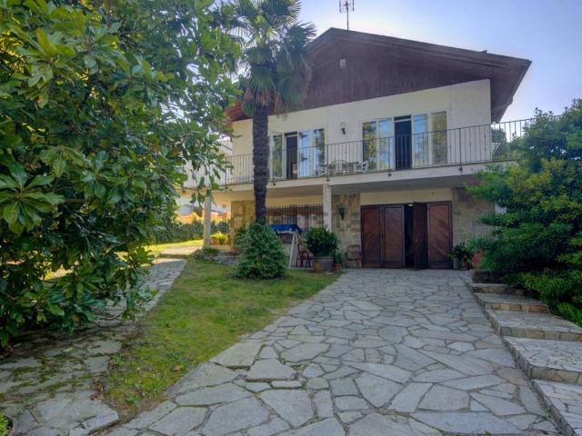 Case e ville in vendita di 250 m² in Via dei Castagni, 6