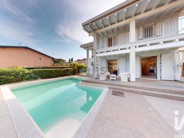 Case e ville in vendita di 250 m² in Via dei Prati