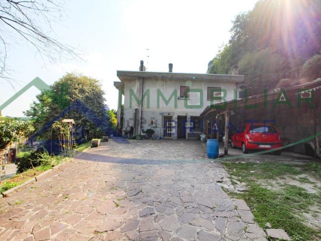 Case e ville in vendita di 250 m² in Via del Monte