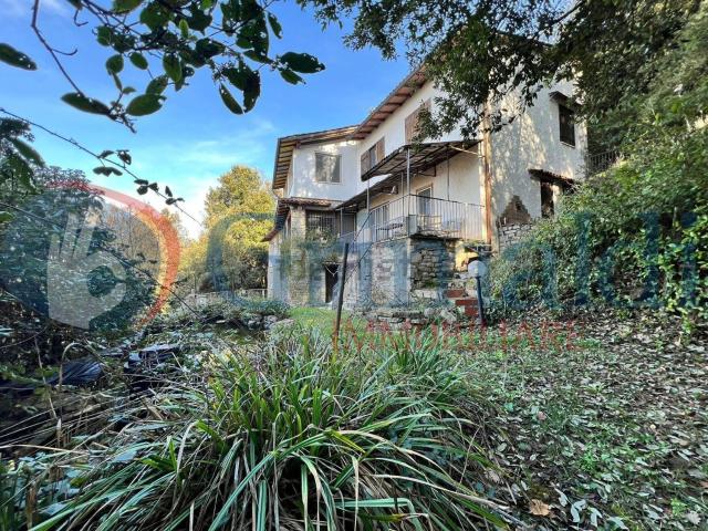 Case e ville in vendita di 250 m² in Via del Bosco