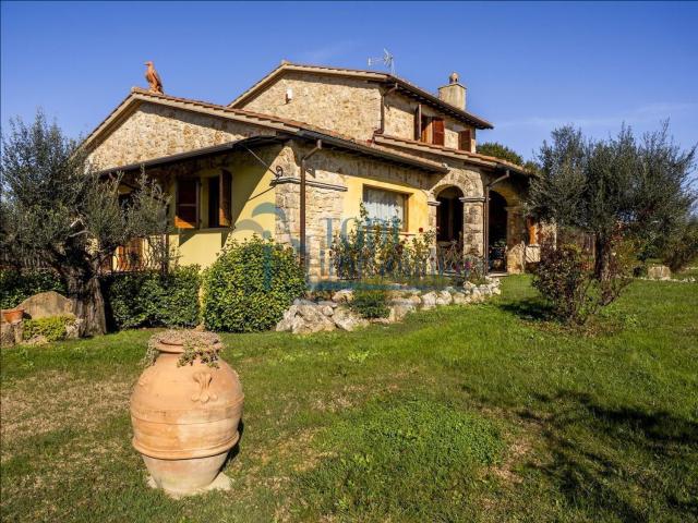 Case e ville in vendita di 250 m² in Via del Poggio