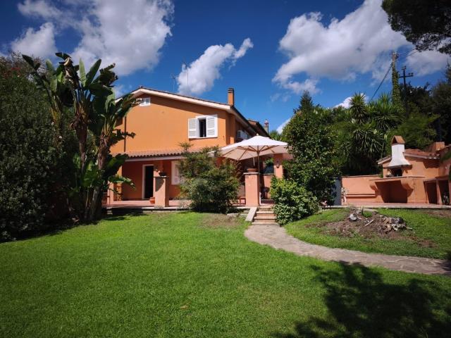 Case e ville in vendita di 250 m² in Via dell&apos  Agraria