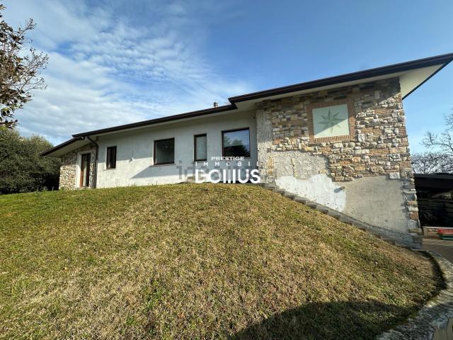 Case e ville in vendita di 250 m² in Via della Quercia