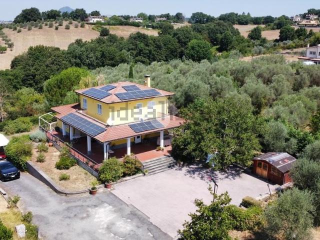 Case e ville in vendita di 250 m² in Via della Quercia, 16