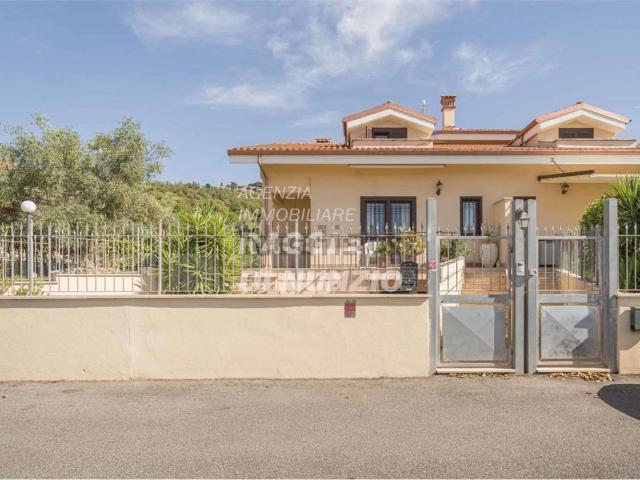 Case e ville in vendita di 250 m² in Via delle Calcare, 22